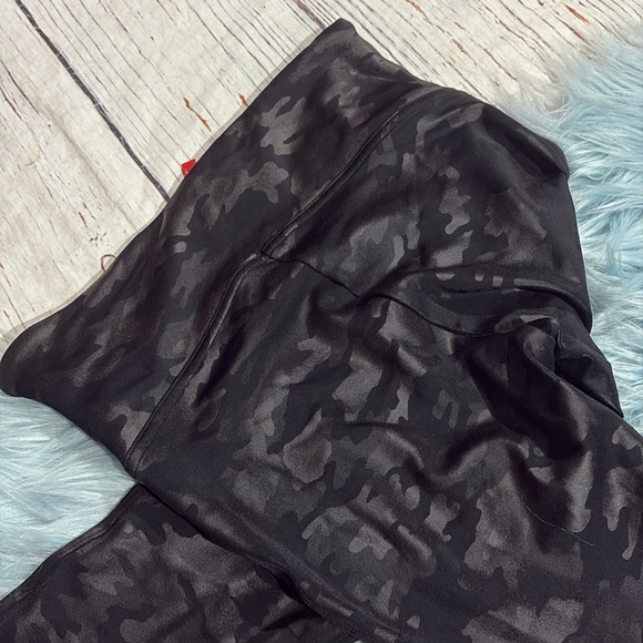 Spanx Faux Leather Leggings High Rise Matte Black Camo - Picture 9 of 9